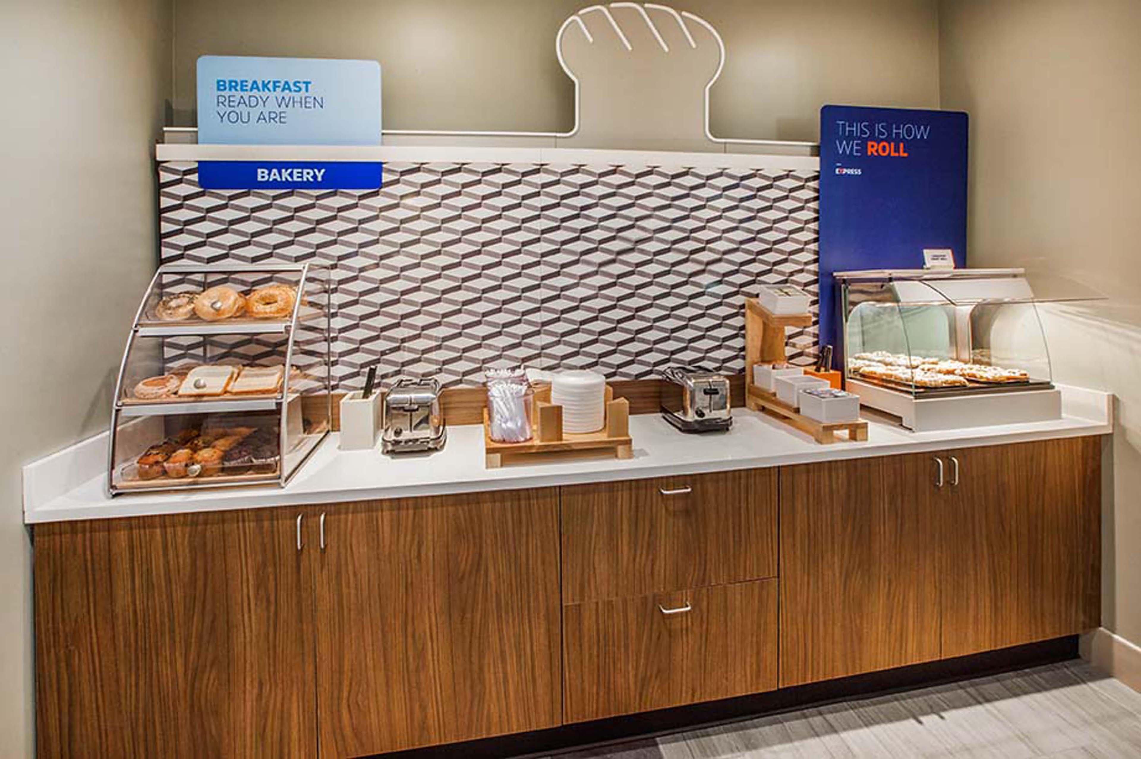 Holiday Inn Express Fredericksburg - Southpoint By Ihg Esterno foto