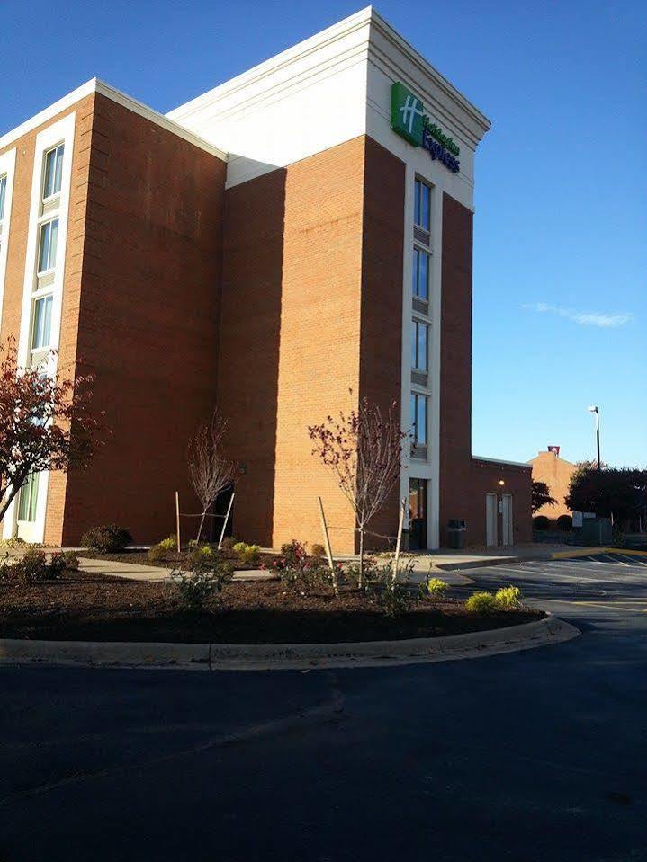 Holiday Inn Express Fredericksburg - Southpoint By Ihg Esterno foto